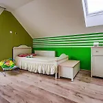 4 Bedroom Stunning Home In Mragowo بيت للعطل