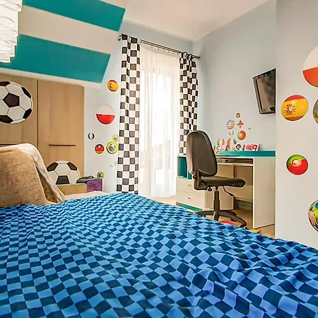 4 Bedroom Stunning Home In Mragowo بيت للعطل *